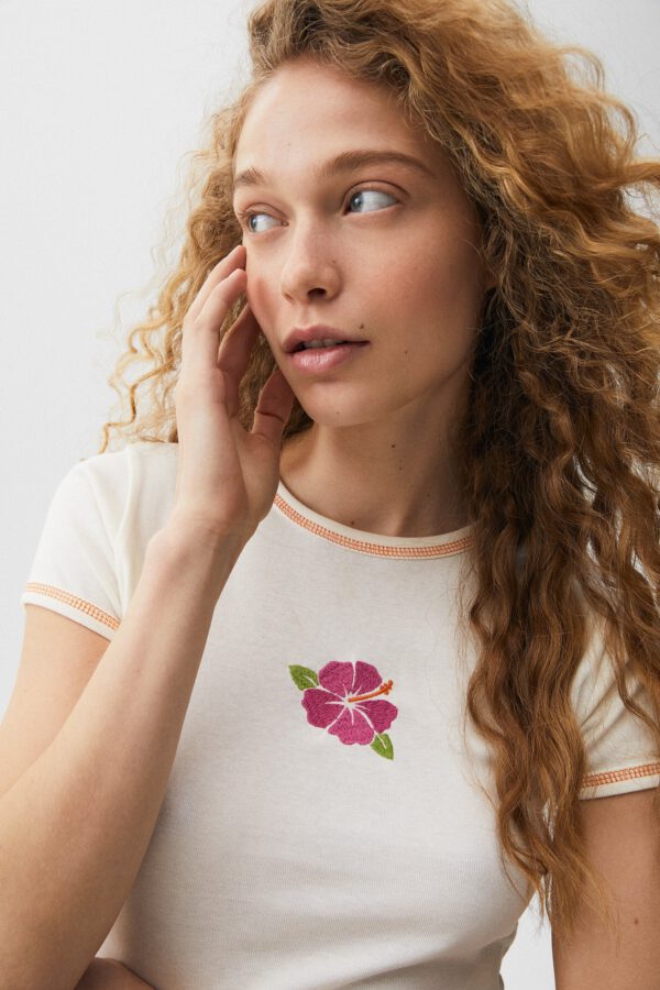Cropped Short Sleeve T-shirt With Embroidered Detail - Hình ảnh 3