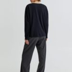 Oversized V-neck T-shirt - Hình ảnh 2
