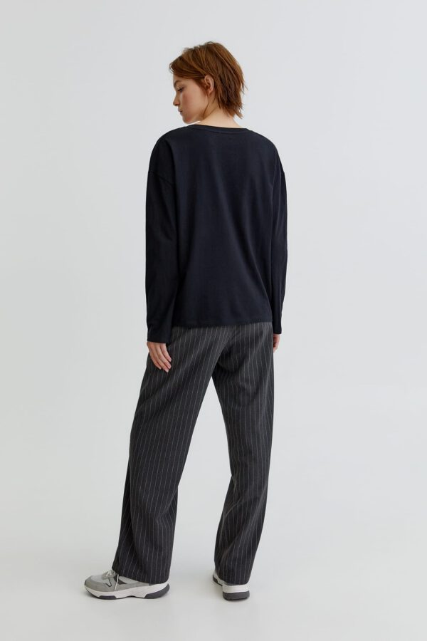 Oversized V-neck T-shirt - Hình ảnh 2